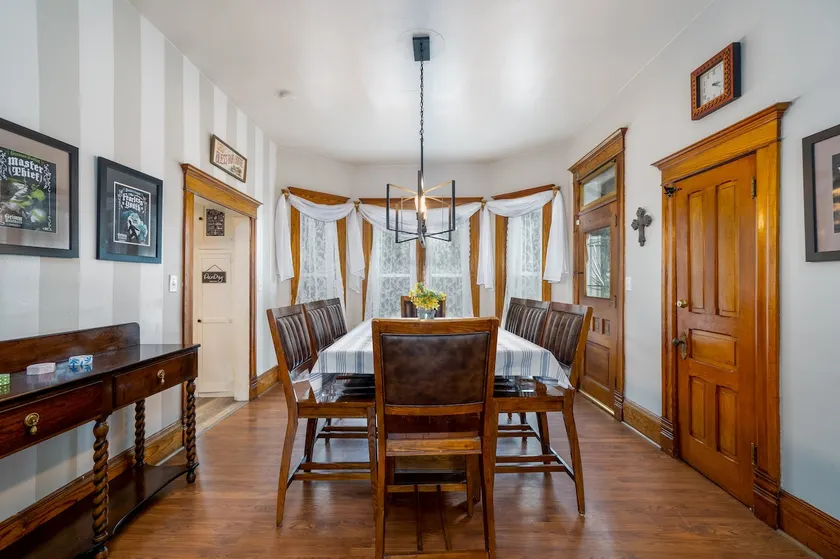 Spacious Downtown Historic Home -Pet Friendly! - Image 1