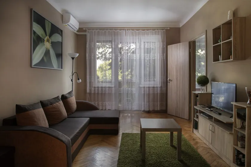 Comfortable apartment in a beautiful environment - Image 1