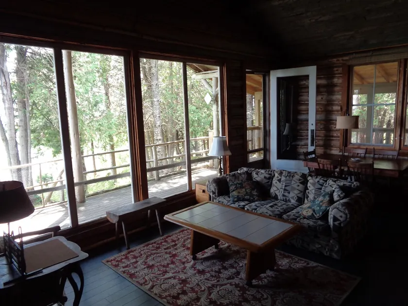 Ocean front log cabin on the Bay of Fundy - Image 1