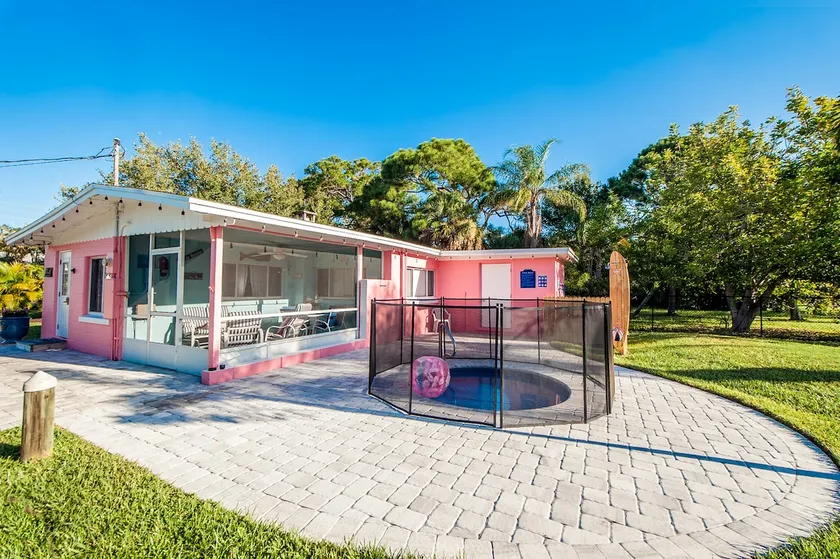 Pink Pineapple Cottage - Image 1