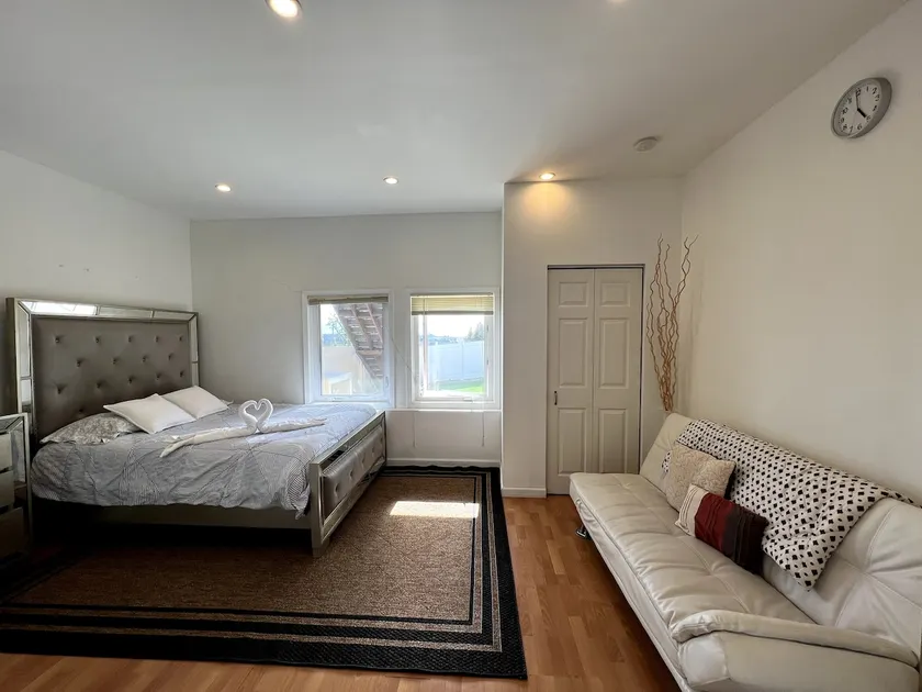 Spacious Hilltop Suite + Ocean View - Image 1