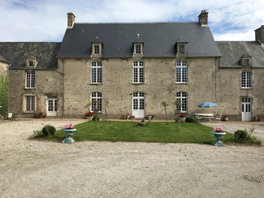 Independent accommodation in a 17th century manor - Image 1