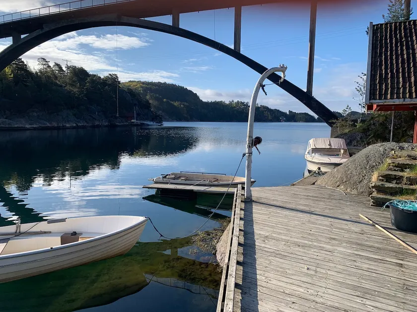 Boathouse with boat - Image 1