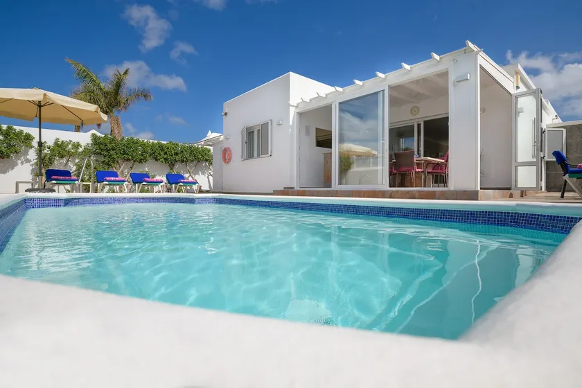 Saltwater pool villa & jacuzzi, quiet location - Image 1