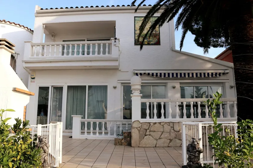 Villa Requesens on Canal - Image 1