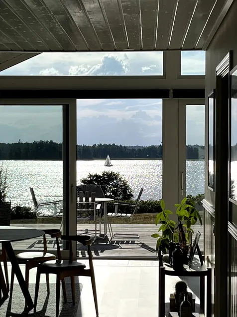 Luxurious newly-renovated cottage with magical lake views - Image 1