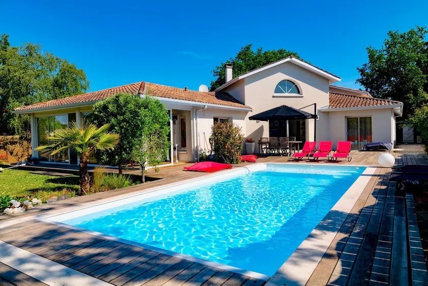 Plaisant villa with pool, close to the beach - Image 1
