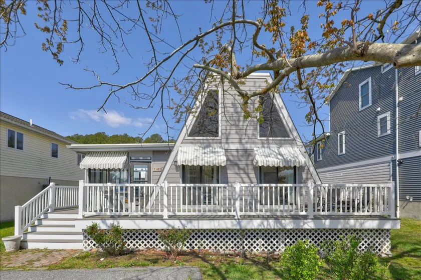 A-mazing Beach Cottage on Canal & Trolley Route - Image 1