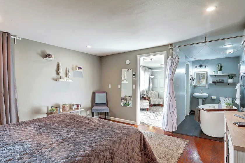 The Deep Soaking Tub Suite with AC - Image 1
