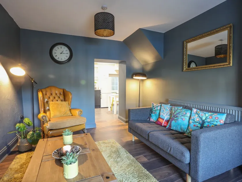 2 Ivy House - Image 1