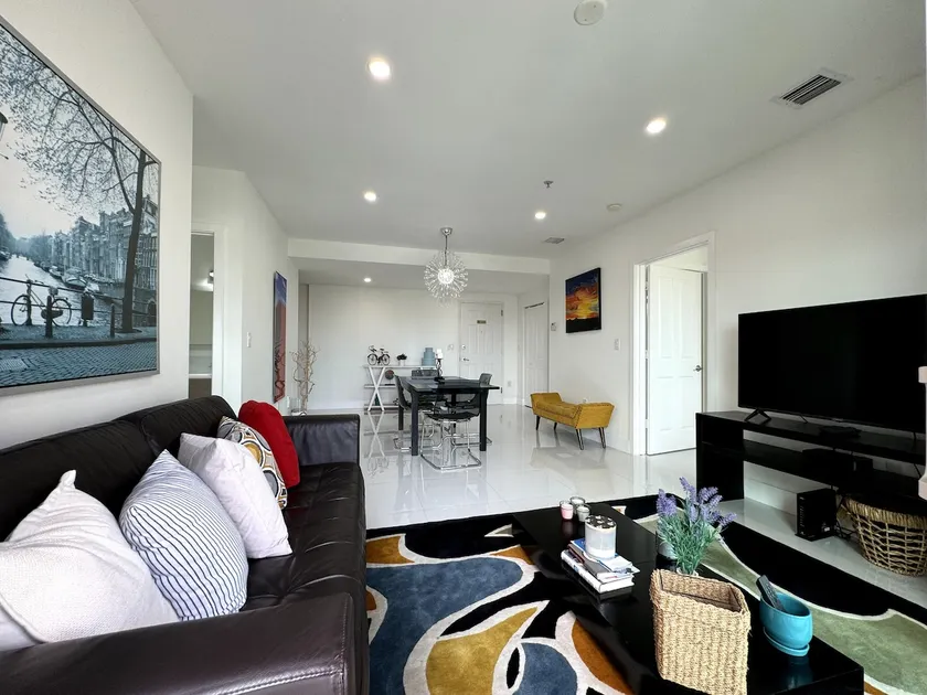 Skyline Horizon | 5th Floor Balcony & City Views - Image 1