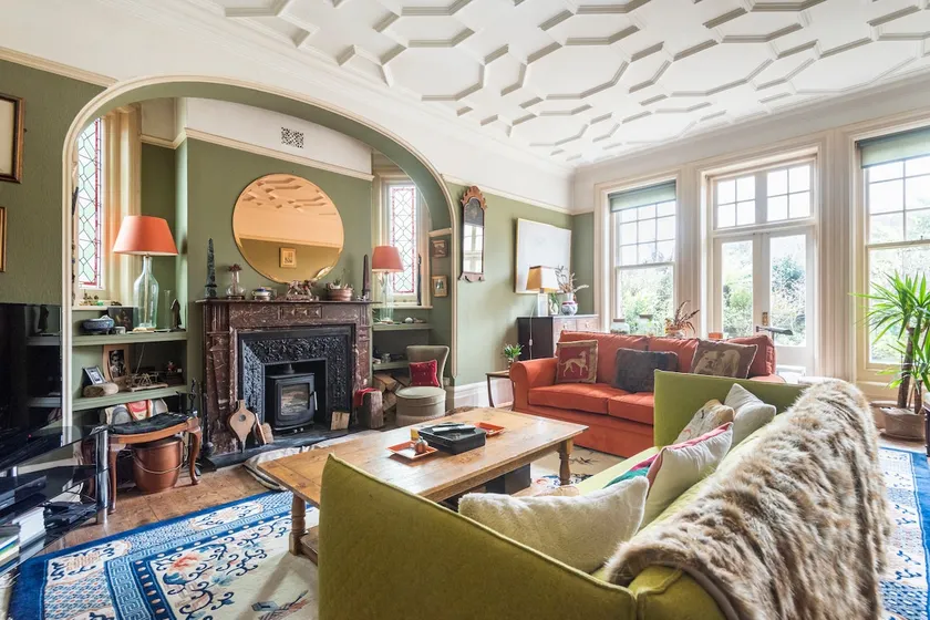 Elegant 3-bed apart prominent Eastbourne location - Image 1