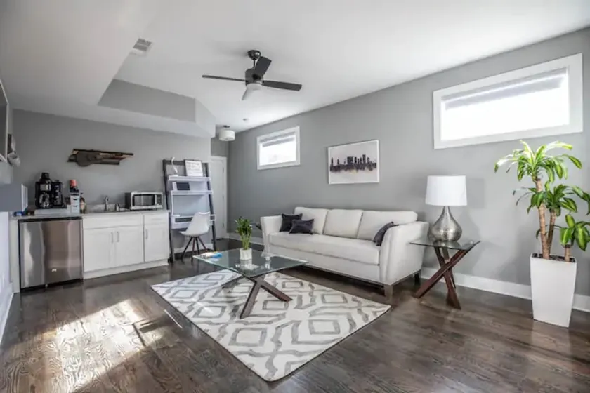 Luxury Rental with Pool and Hot tub in Music row - Image 1
