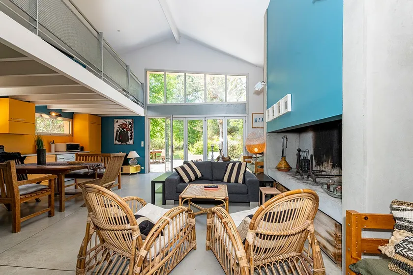 Architect-designed villa with large garden, walking distance to the lake - Image 1