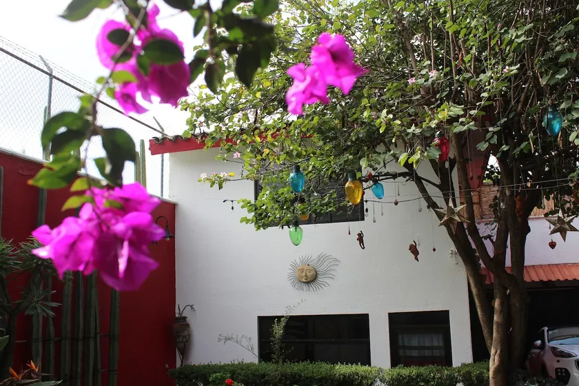 Centrally located house in Colonial Neighborhood - Image 1