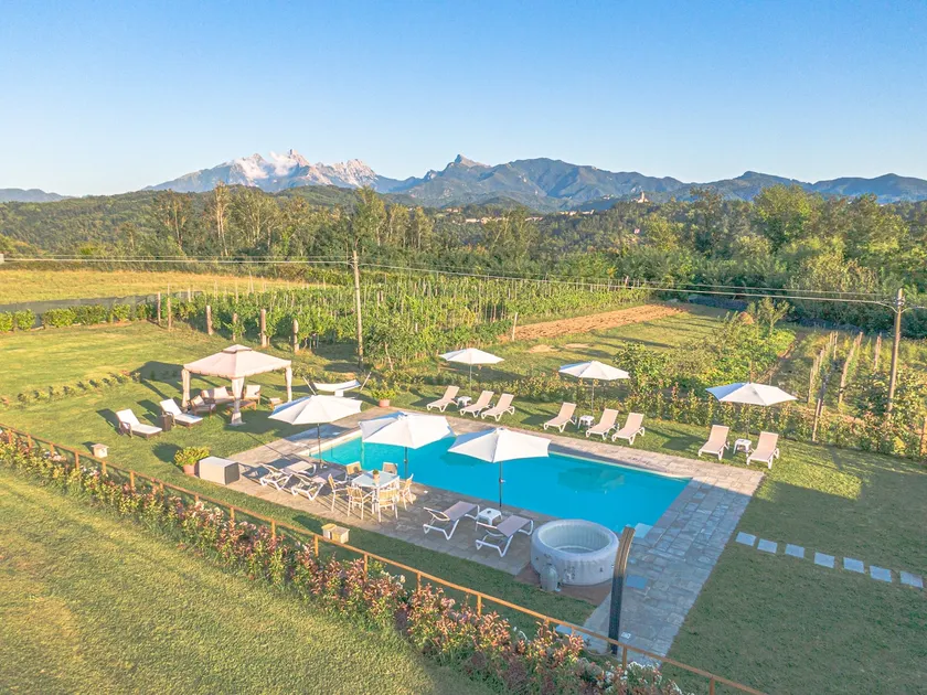 Exclusive Villa with Pool / Garden - Image 1
