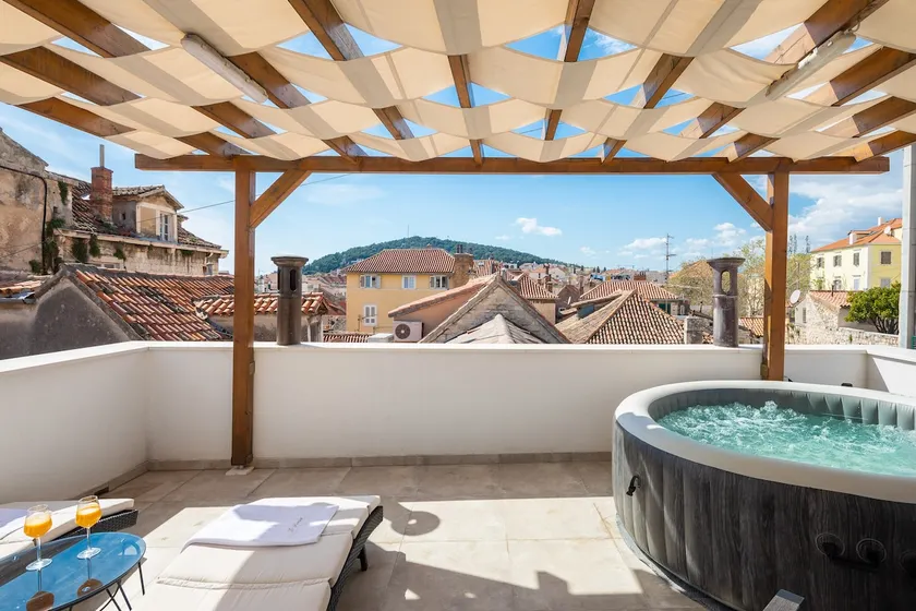 Le Premier Luxury Rooms - Image 1