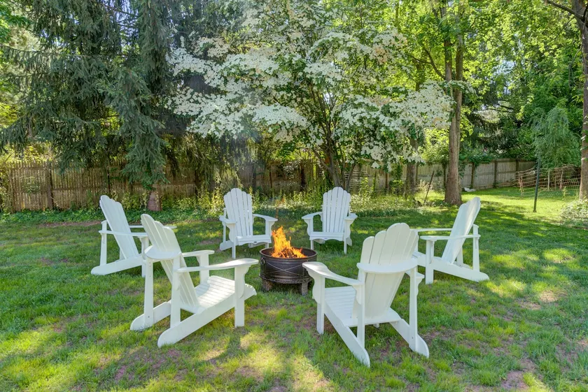 Magic Escape 4 BR Spacious Fully Fenced Backyard with Sauna - Image 1