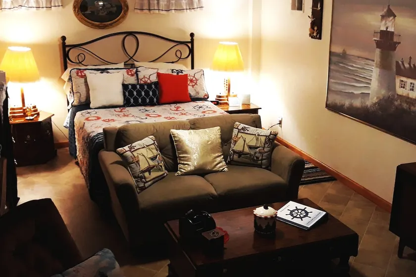 Private Studio Kitchenette Apt in Prime Location - Image 1
