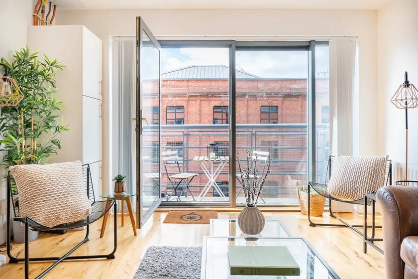 Luxury Belfast City Centre 2-Bedroom Apartments - Stay in the Historic Linen Quarter with Free Parking - Image 1