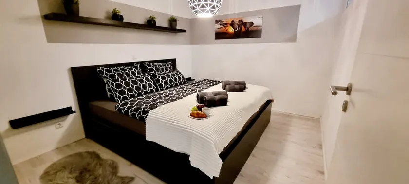 SelfCheckin/PublicFreeParking/FreeWifi/KingSizeBed - Image 1