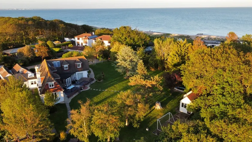 7 Bedroom Seaside Family Beach Retreat Sleeps 15 - Image 1