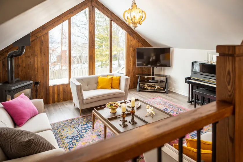 Spacious Lakeside Cottage for Families & Groups - Image 1