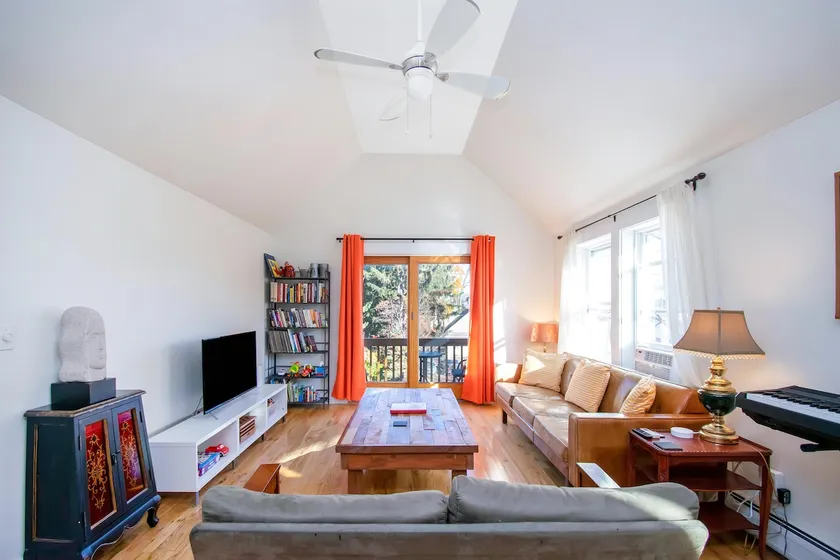 1880s skylit design apt w balcony, best location - Image 1
