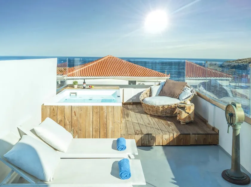 Luxurious, Top-Floor, Hot Tub Suite in Andros Town - Image 1