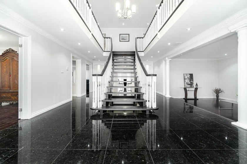 Brampton Mansion Getaway! - Image 1