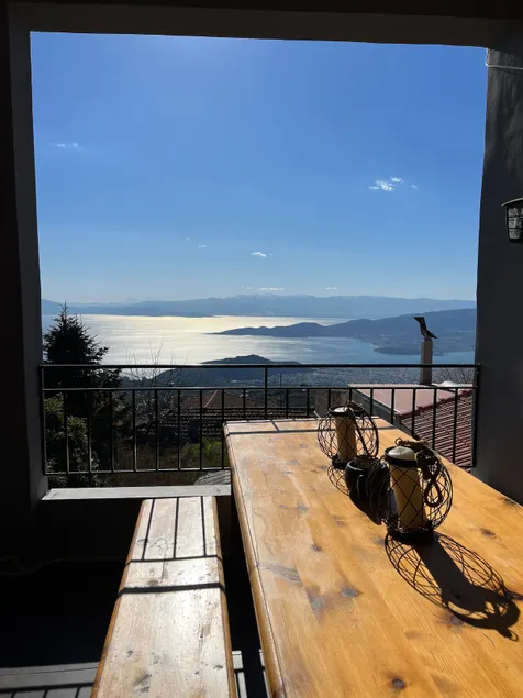 Wooden house with panoramic view - Image 1