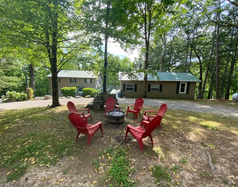Lakefront Retreat Cabins w/Covered Dock & Kayaks - Image 1