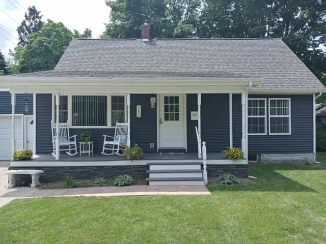 Ludington House-Hot Tub all year (close to town) - Image 1