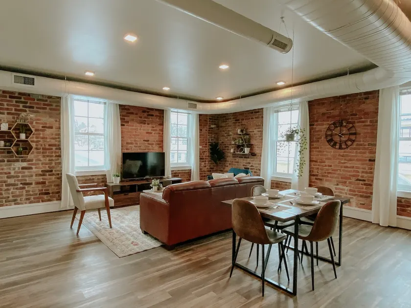 ★ Thompson Place: Premier Modern Downtown 2BR Loft - Image 1