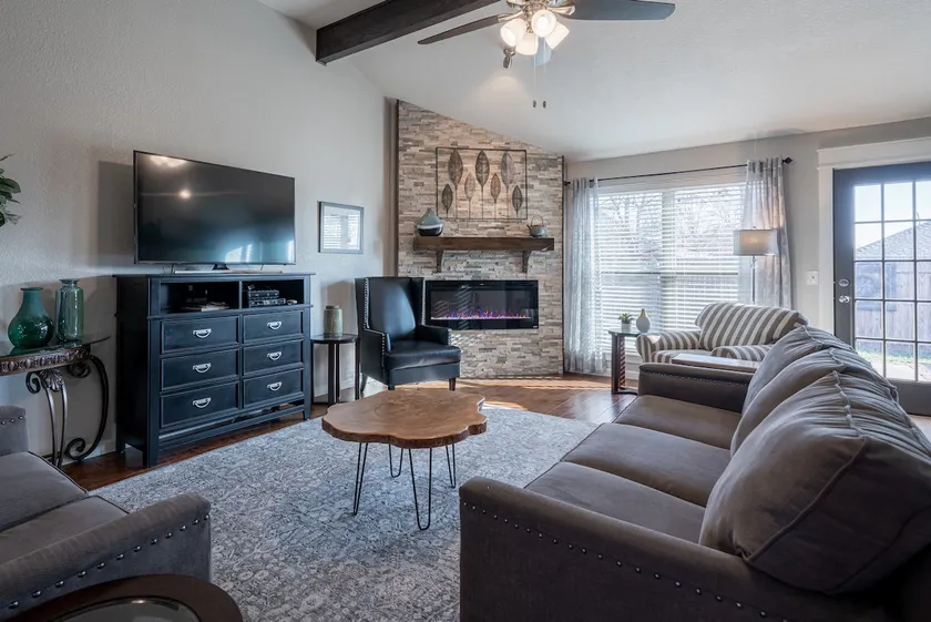 Fox Hunt · Modern, Updated Home · Pet-Friendly - Image 1