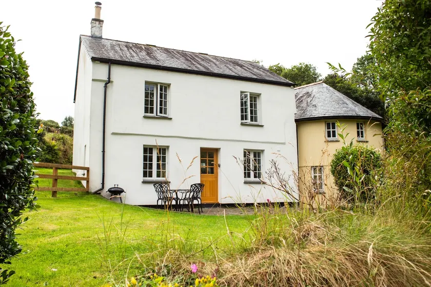 Cosy cottage in a beautiful valley near the beach - Image 1