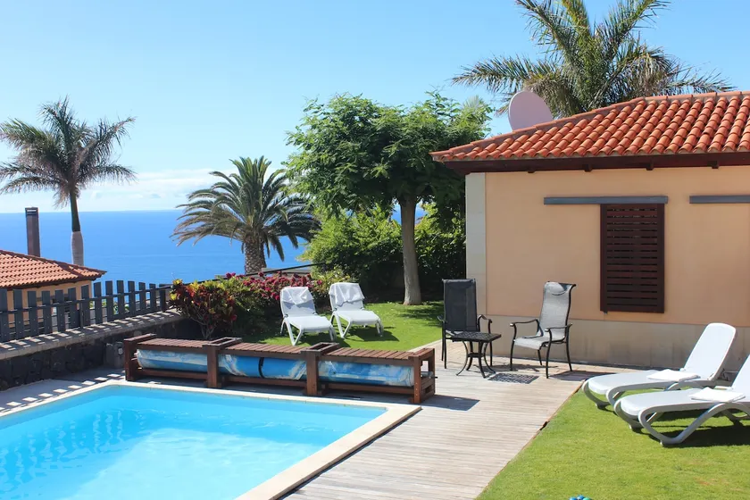 Casa LaOla bungalow with garden, pool and sea view - Image 1