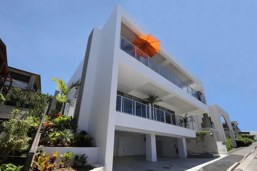 Okinawa's largest 20 beds, no extra charge, 6 rooms, 5 showers, 4 toilets, ocean view, BBQ, izakaya, convenience store nearby, near the sea - Image 1