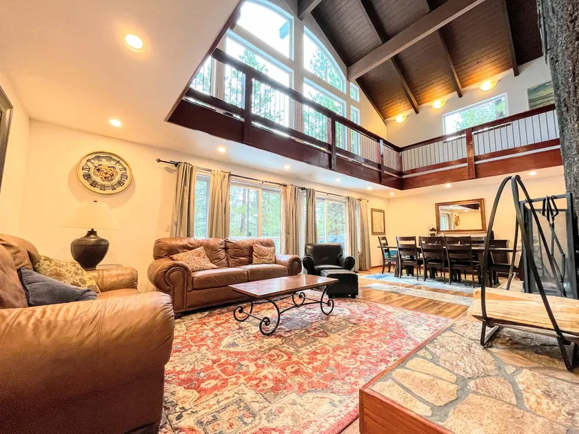 ★5 Bedroom-4200sf Retreat- Near SHARC & Village - A/C - Hot Tub - SHARC passes ★ - Image 1