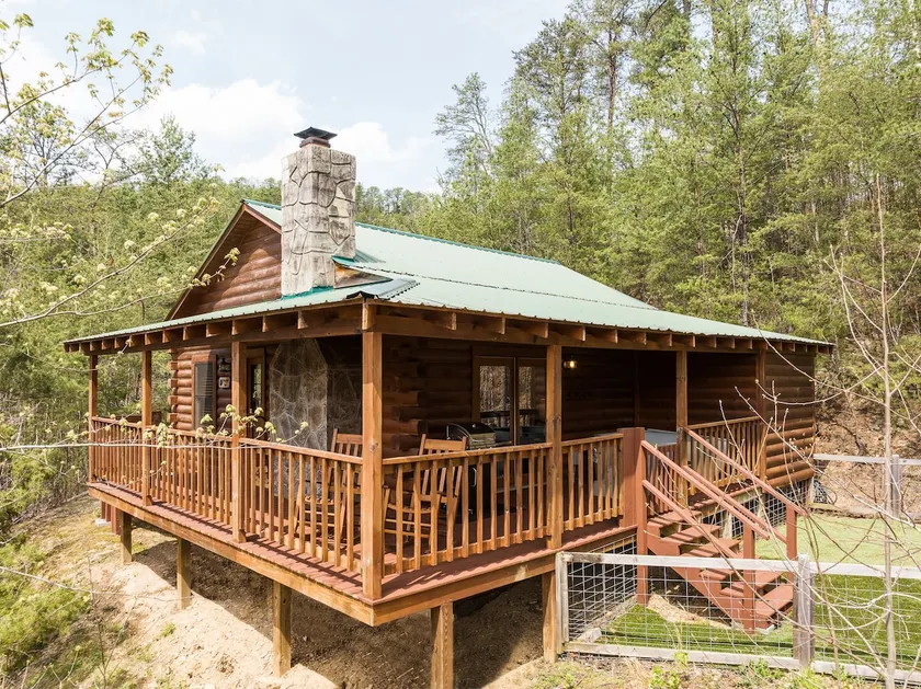\"Gray Wolf\" Newly Renovated Cabin w/ Sauna! - Image 1
