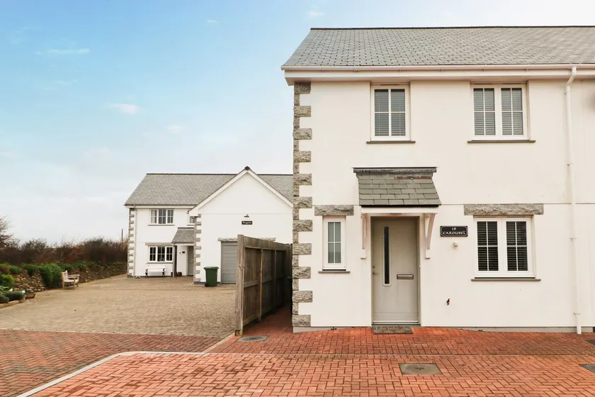 Contemporary house, VILLAGE CENTRE near to beaches - Image 1