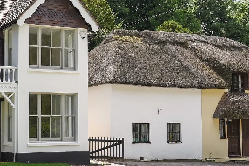 Listed One bedroom thatched cottage with garden - Image 1