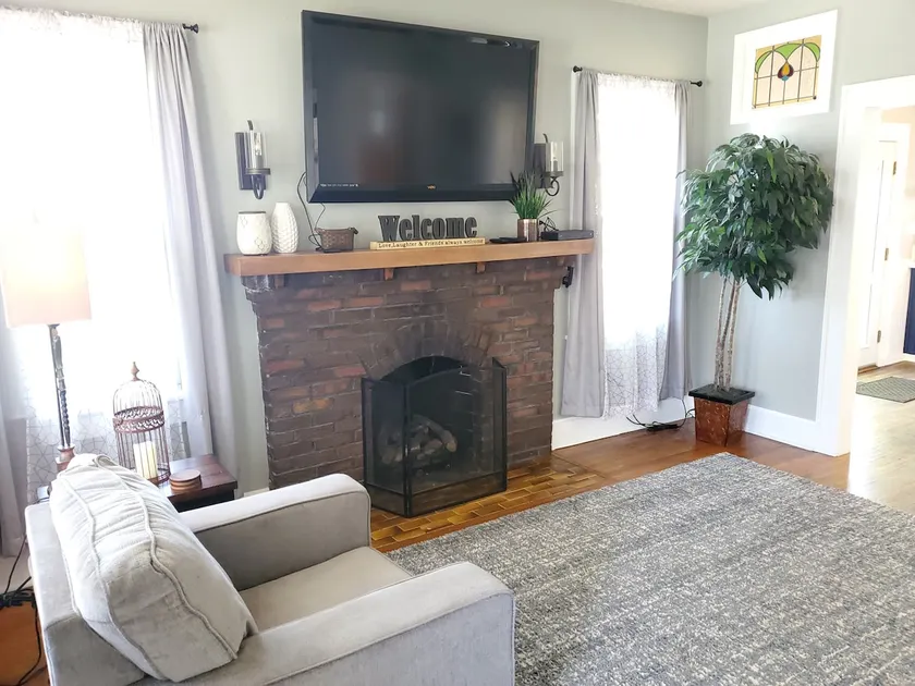 Downtown Retreat with large privacy fenced yard - Image 1