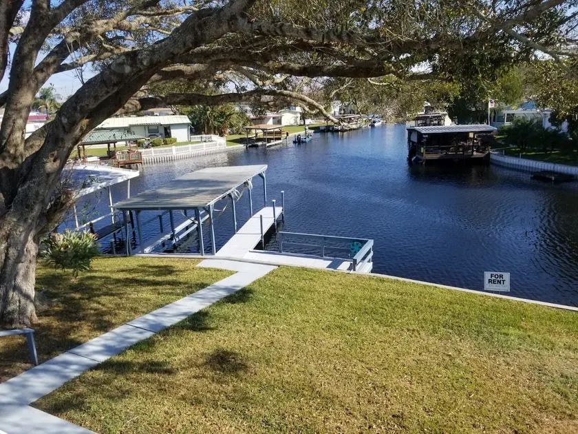 3 Bed, 2 Bath, Waterfront, Dock, Large Driveway - Image 1