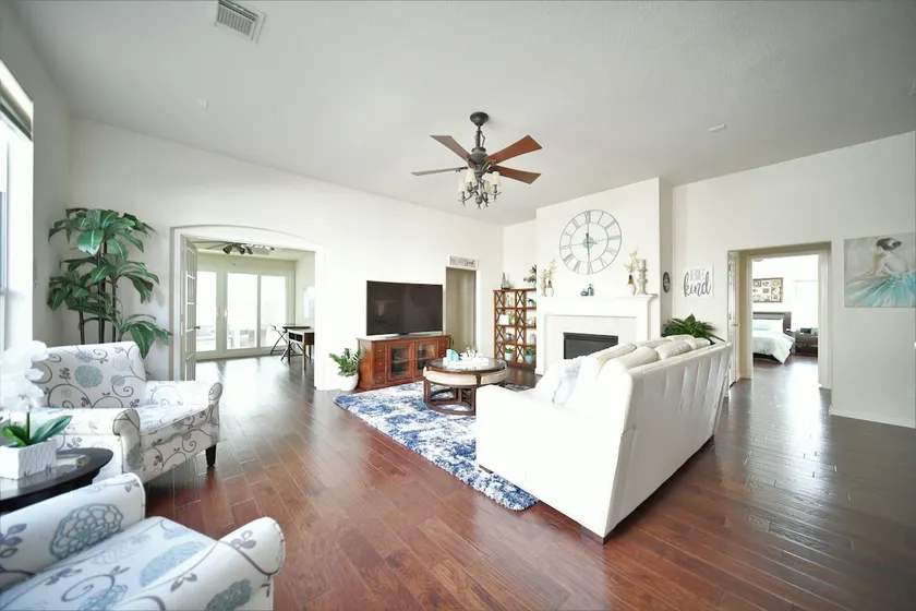 Open and Spacious 2100sf, W/20Kw Backup Generator - Image 1