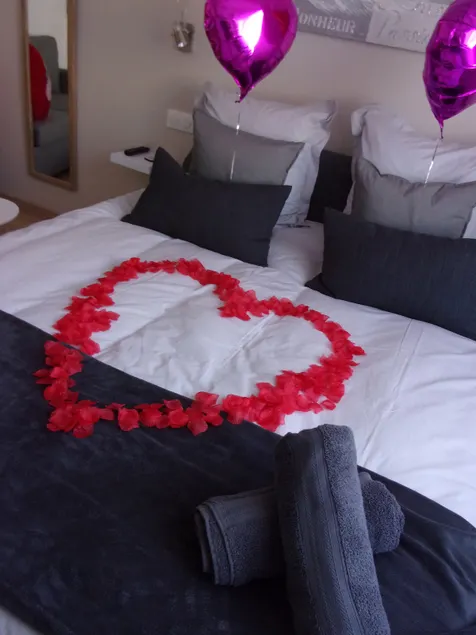Romantic getaway - Downtown & Great Buffets - Image 1