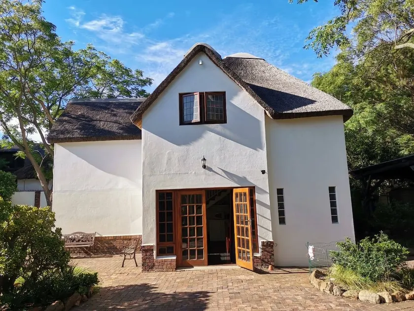 Hogsmead Cottage charming thatch cottage Pinelands - Image 1
