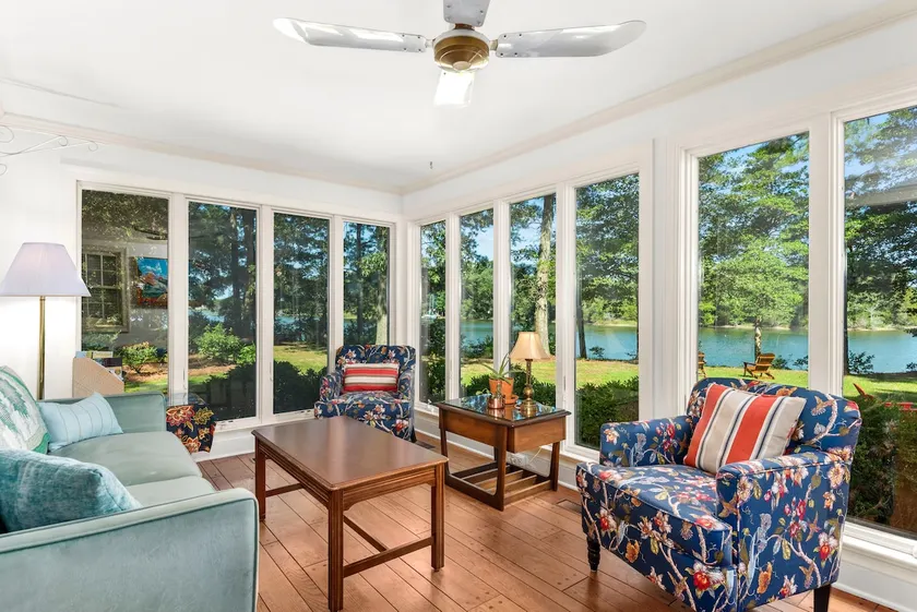 Inviting Waterfront Cottage on Cedar Creek - Image 1
