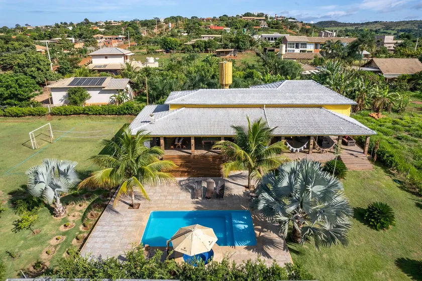 Stunning Yellow House, Large Green Area. - Image 1