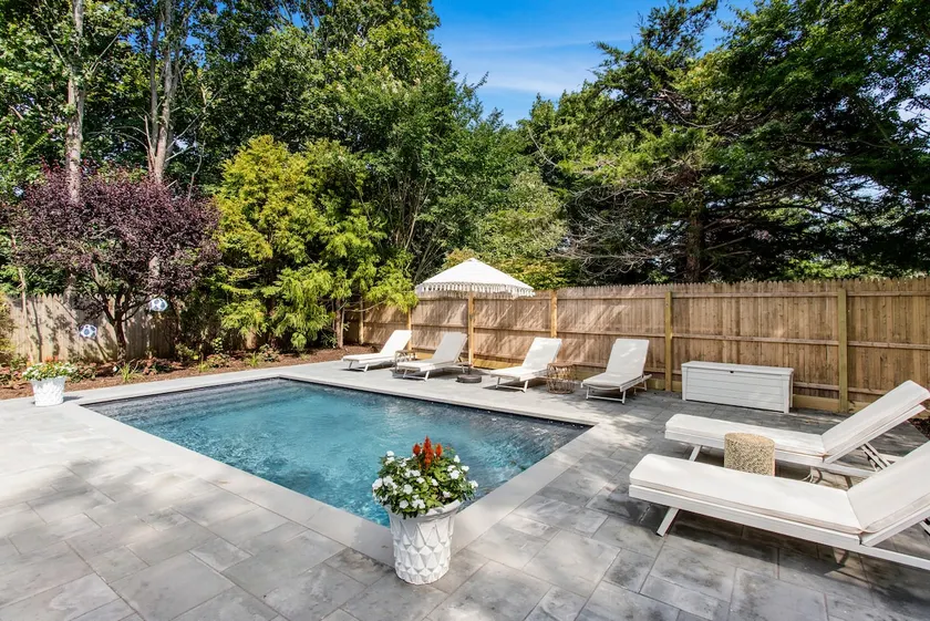 Hamptons escape: 5 mins from beach, saltwater pool - Image 1